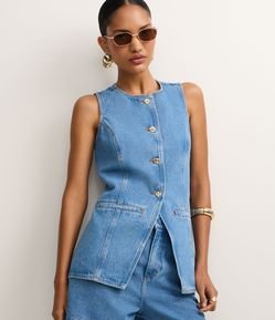 Colete Alongado em Jeans Cinturado com Botões