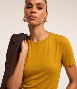 Blusa Básica em Viscose com Decote Redondo
