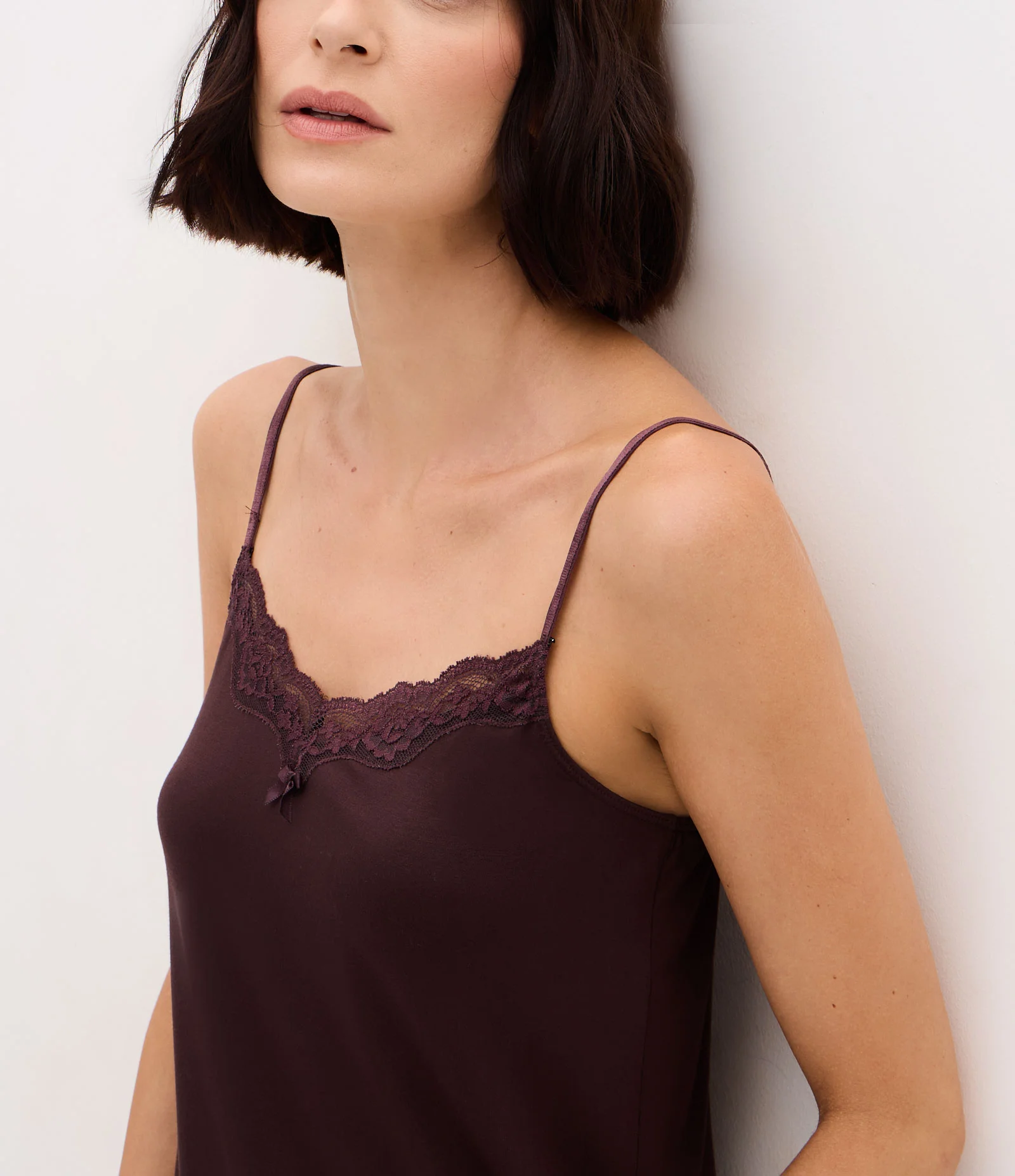 Camisola Curta em Viscose com Renda Aplicada Marrom 2