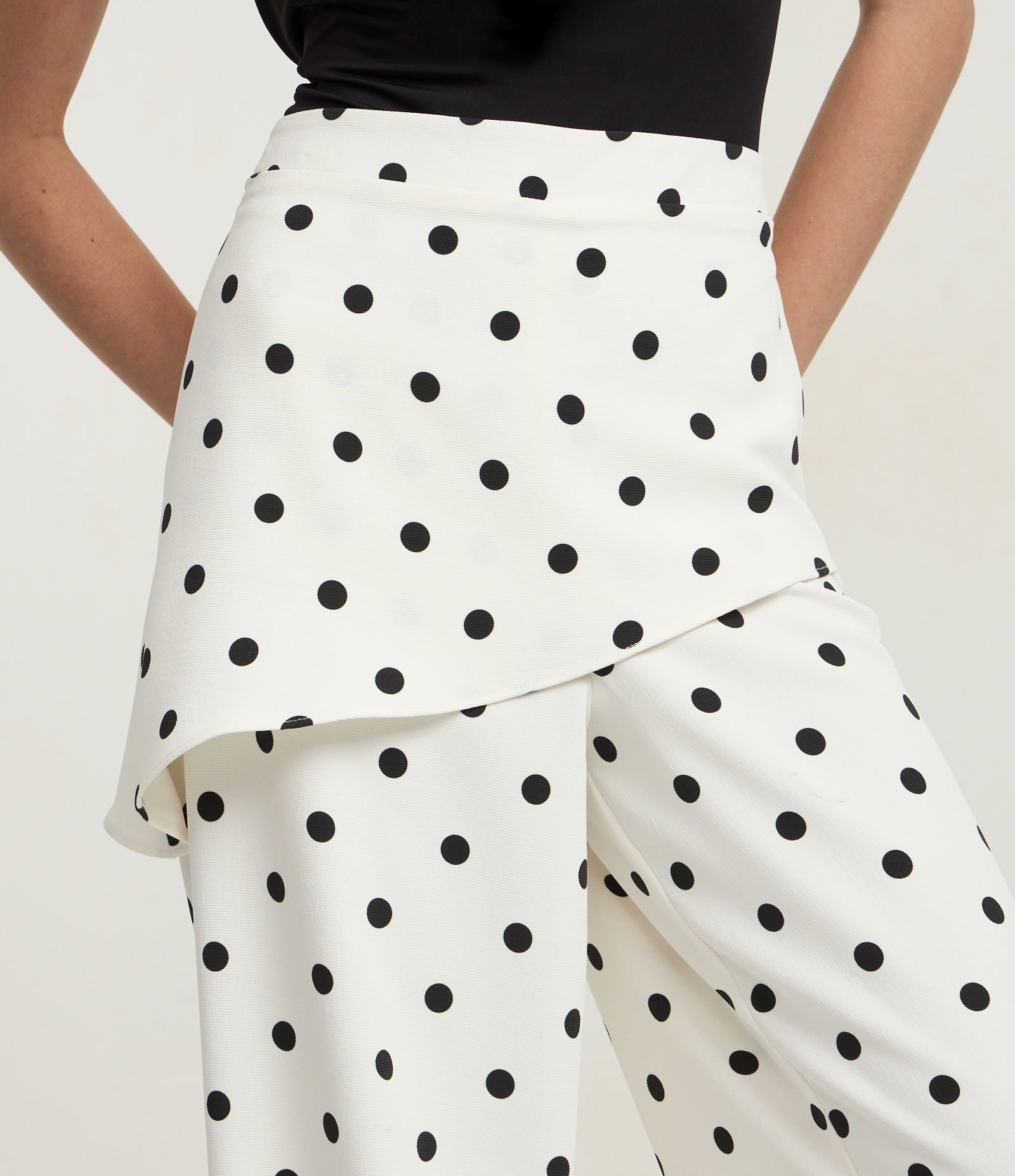 Calça Reta em Alfaiataria com Sobreposição na Cintura e Estampa Poá Branco/Preto 3