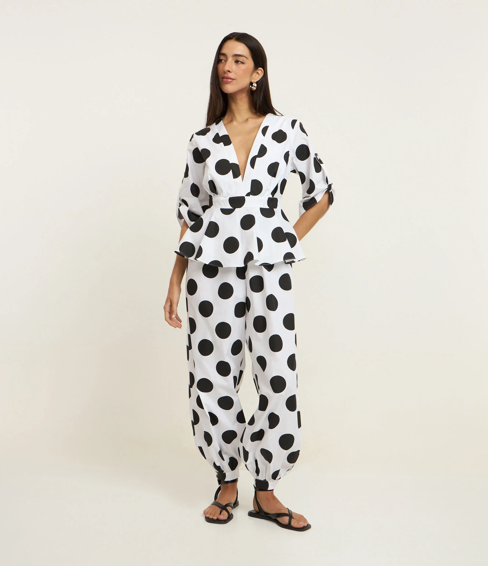 Macacão Balloon Alfaiatado com Decote V e Estampa Poá Branco/Preto 1