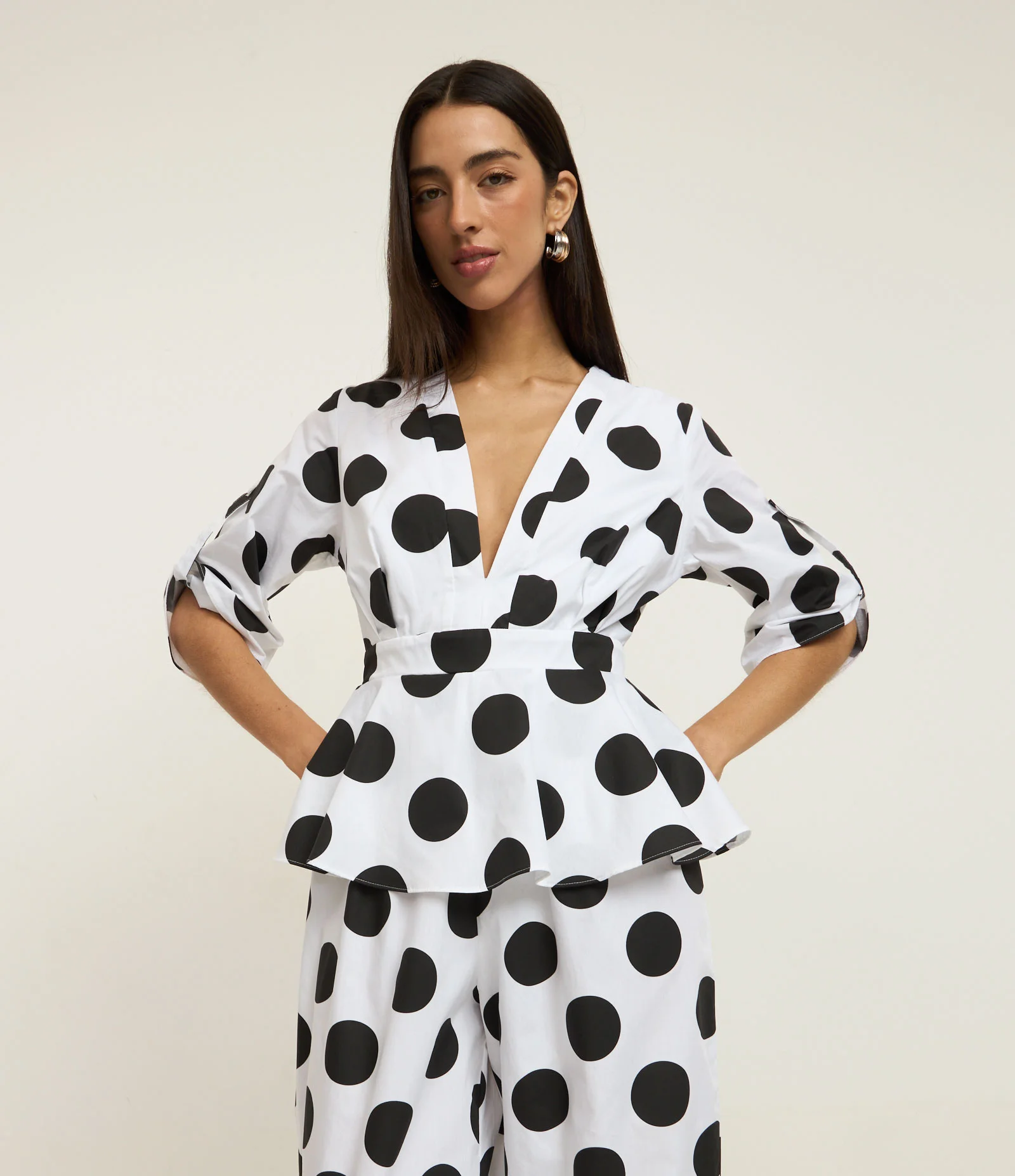 Macacão Balloon Alfaiatado com Decote V e Estampa Poá Branco/Preto 2