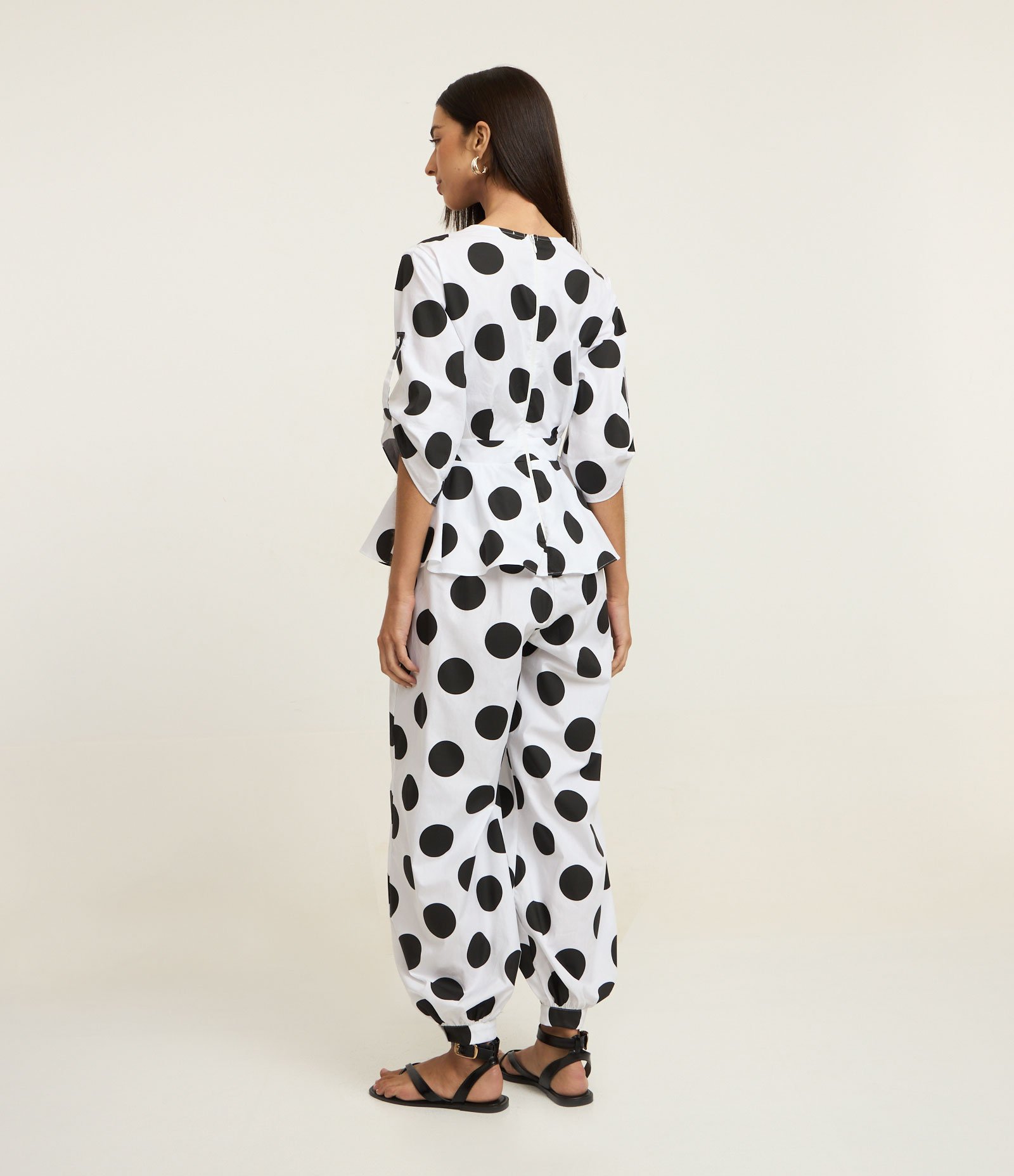 Macacão Balloon Alfaiatado com Decote V e Estampa Poá Branco/Preto 4