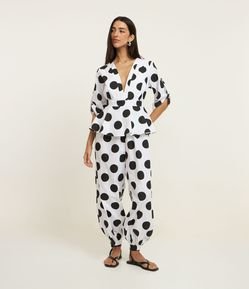 Macacão Balloon Alfaiatado com Decote V e Estampa Poá