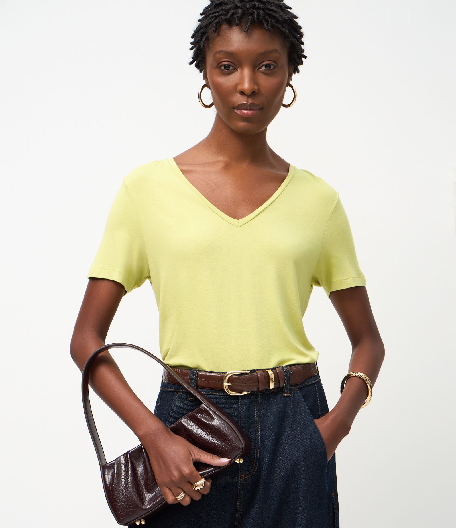 Blusa Básica em Viscose com Decote V Amarelo 1