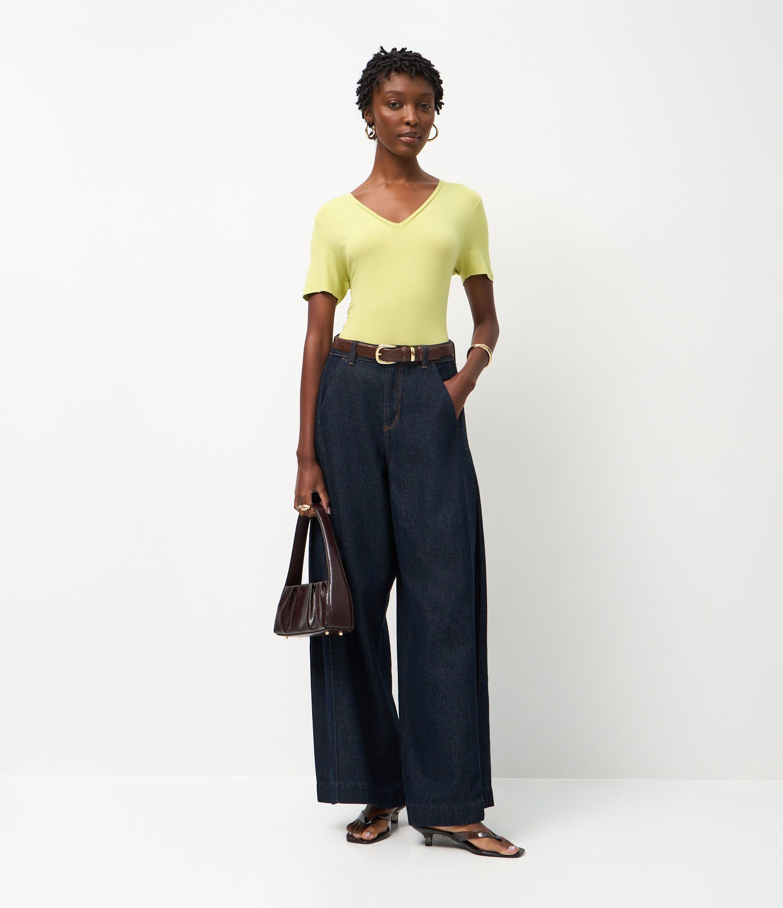 Blusa Básica em Viscose com Decote V Amarelo 2