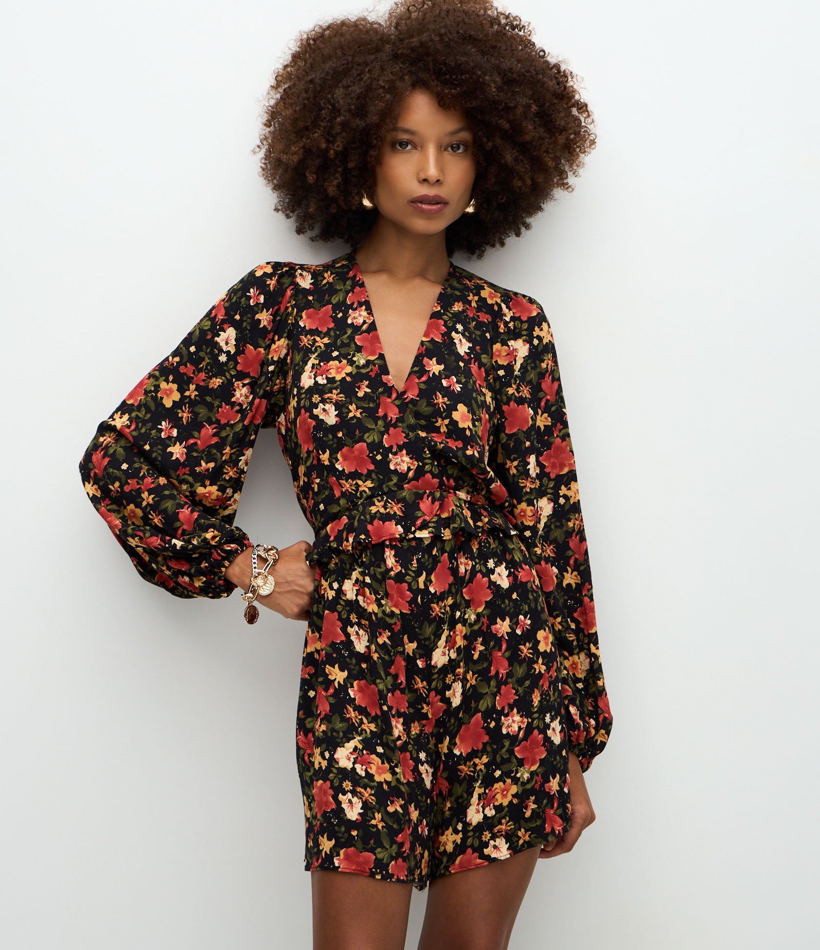 Macaquinho Curto com Decote V e Estampa Floral Preto 1