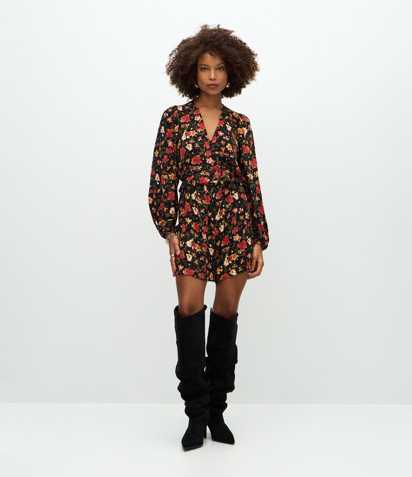 Macaquinho Curto com Decote V e Estampa Floral Preto 2