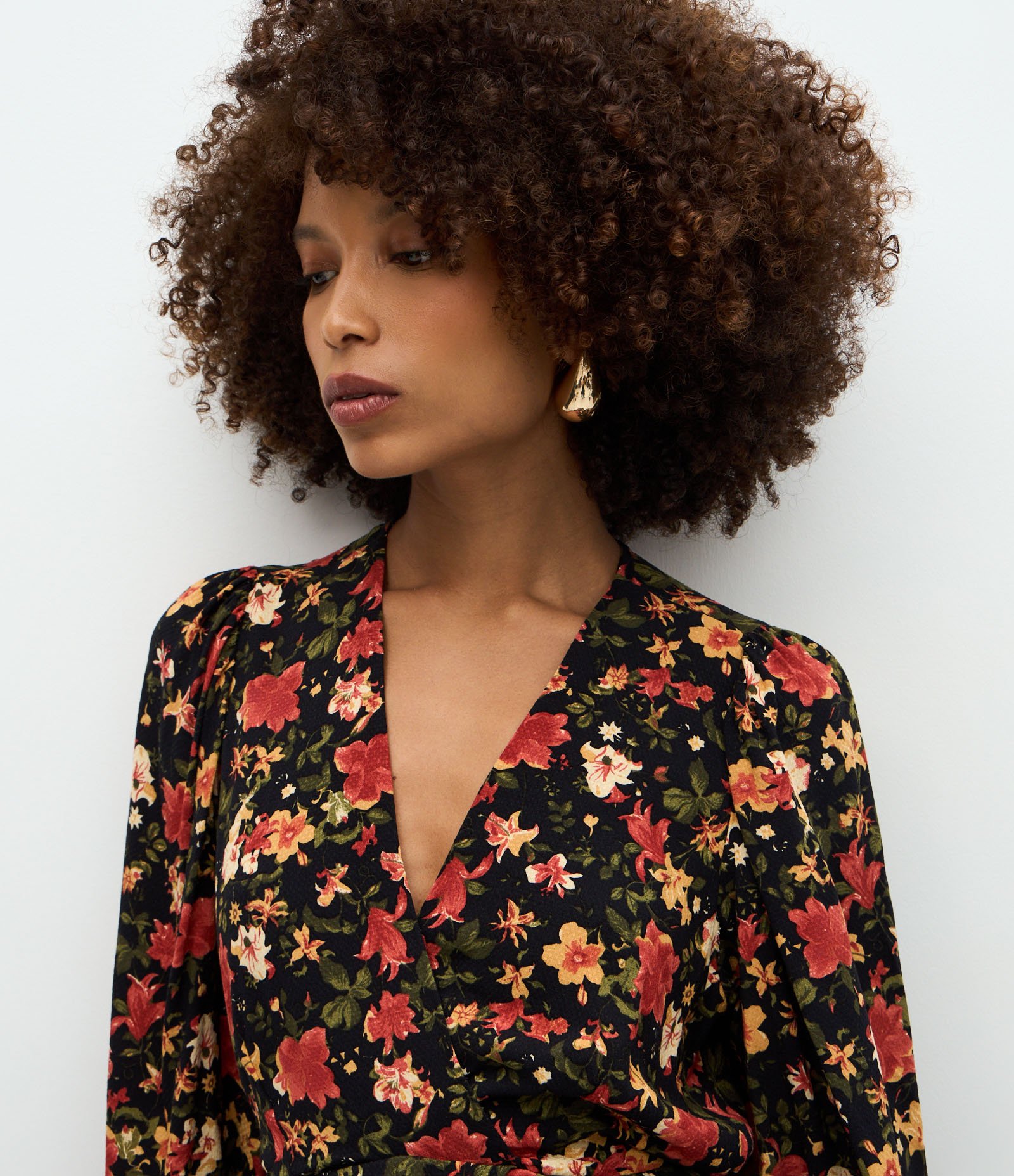 Macaquinho Curto com Decote V e Estampa Floral Preto 3