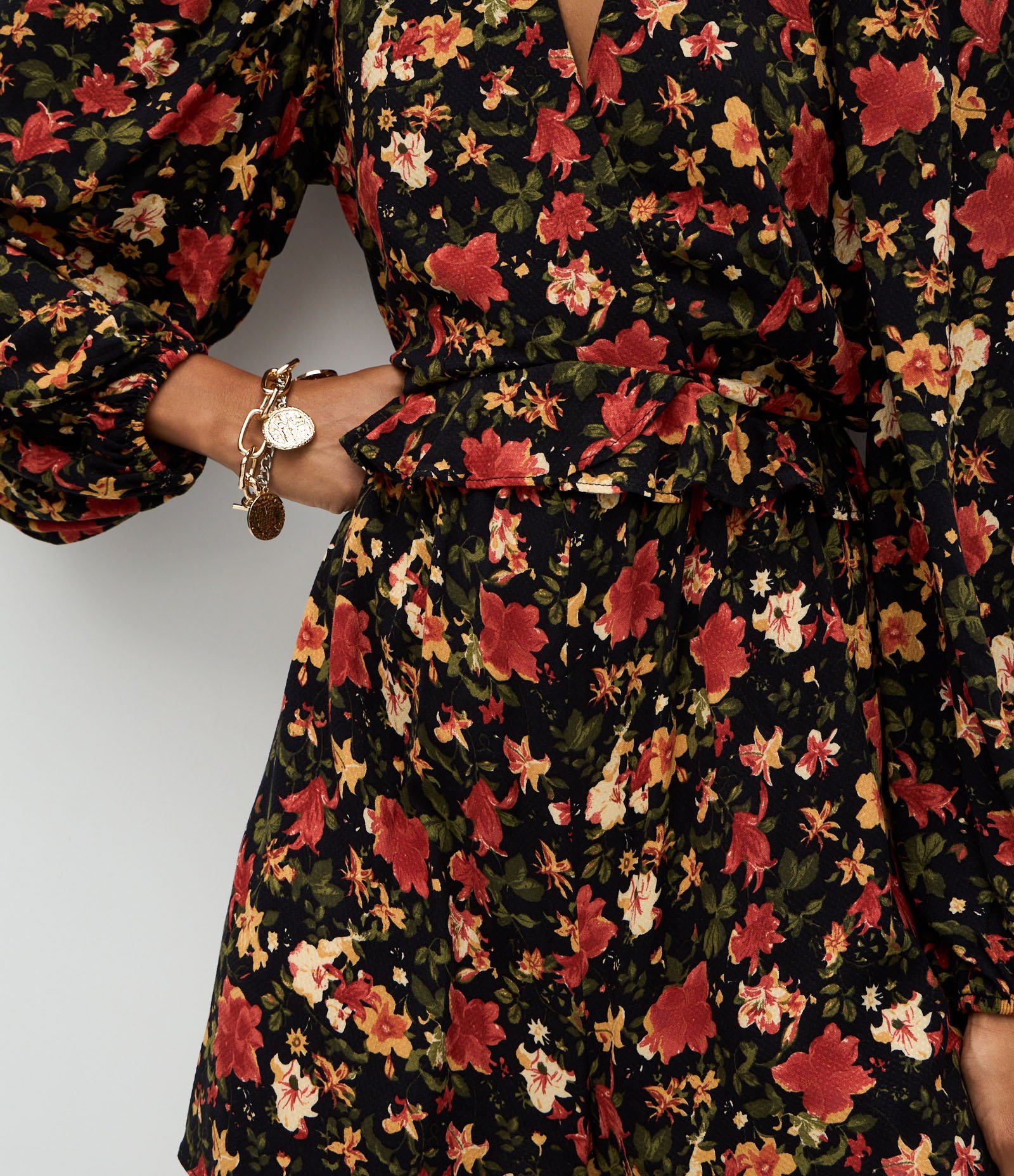 Macaquinho Curto com Decote V e Estampa Floral Preto 4