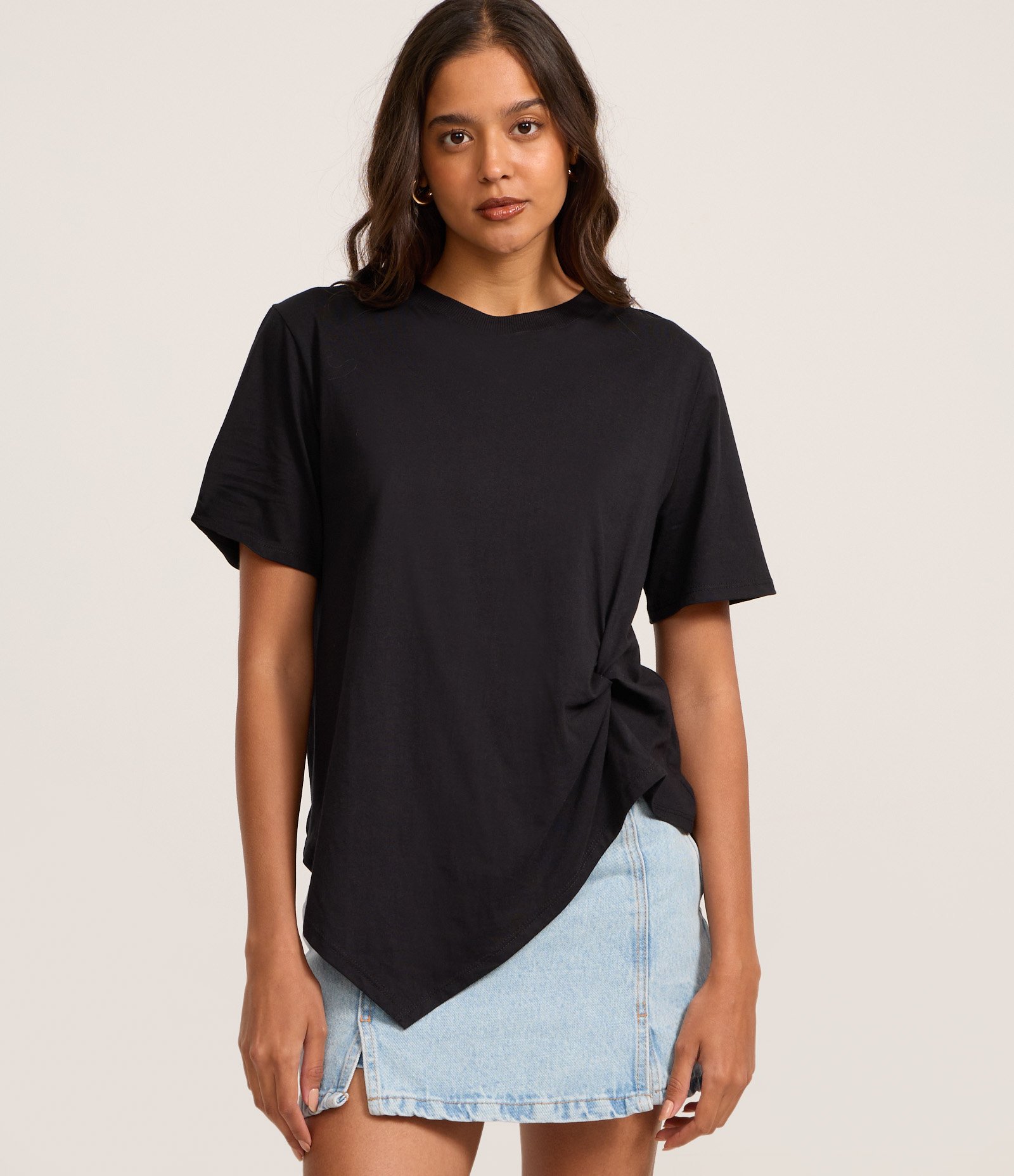 Camiseta em Algodão com Barra Assimétrica e Torção Lateral Preto 1