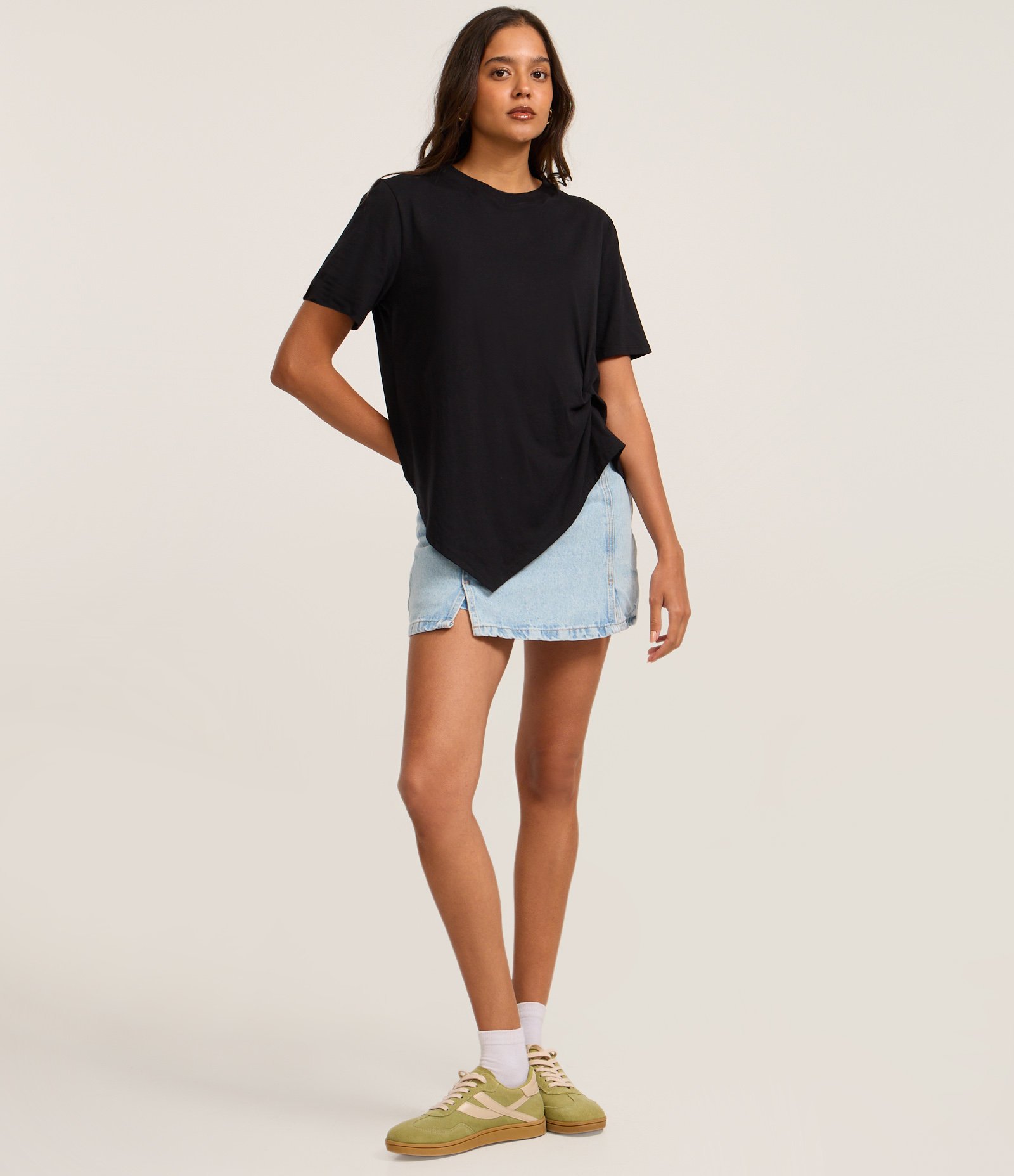 Camiseta em Algodão com Barra Assimétrica e Torção Lateral Preto 2