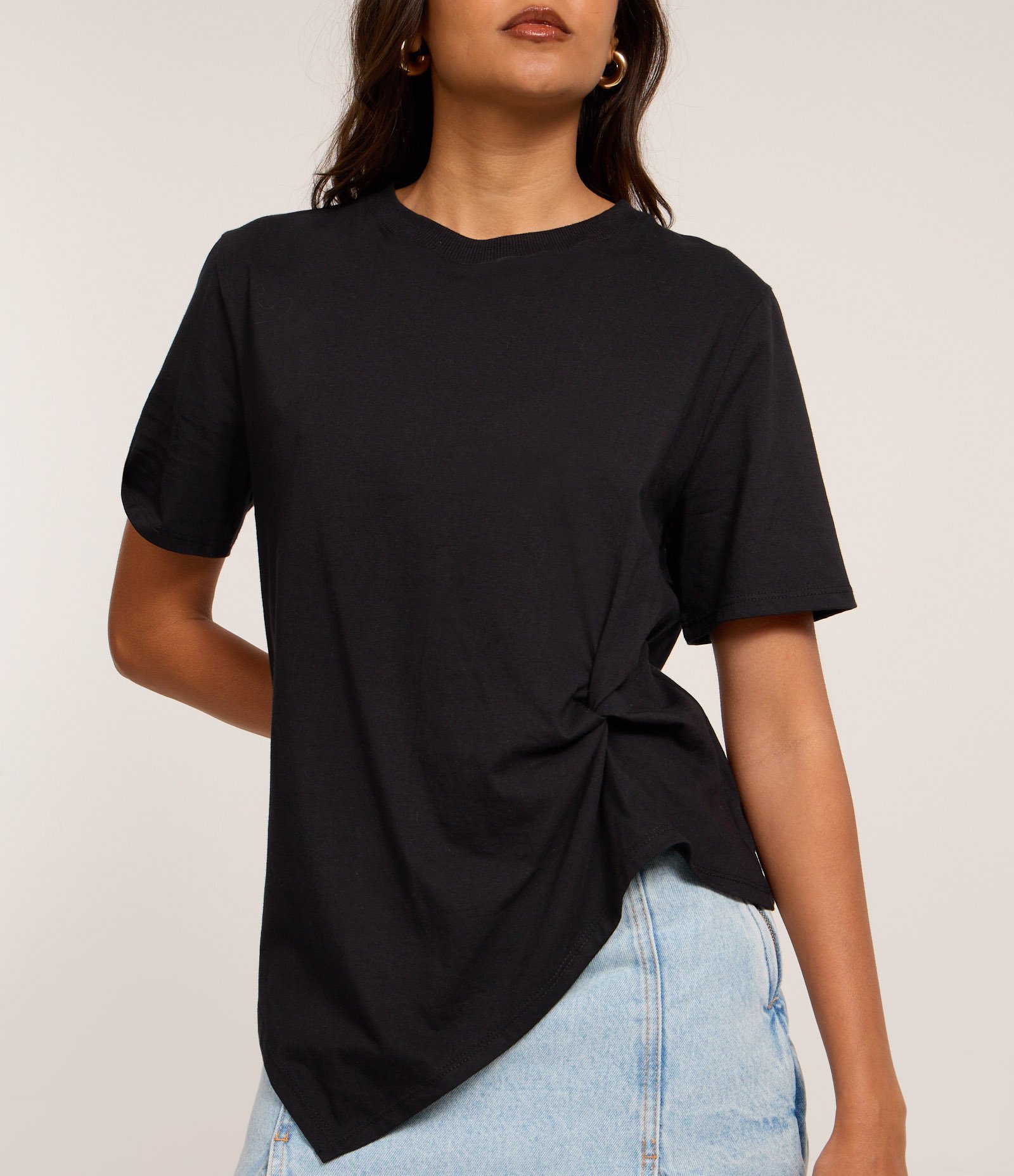 Camiseta em Algodão com Barra Assimétrica e Torção Lateral Preto 3