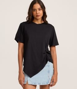 Camiseta em Algodão com Barra Assimétrica e Torção Lateral