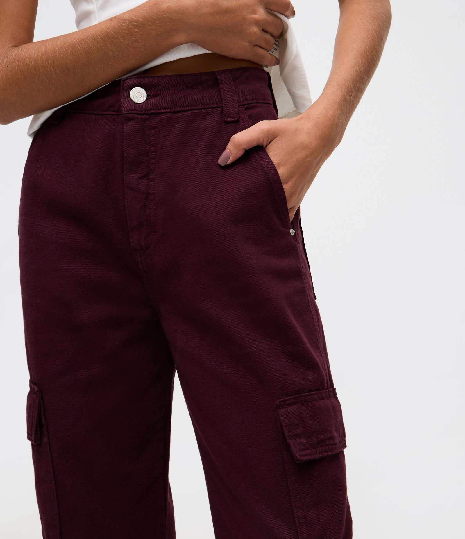 Calça Reta Comfort em Sarja com Cintura alta e Bolsos Cargo Roxo Escuro 2