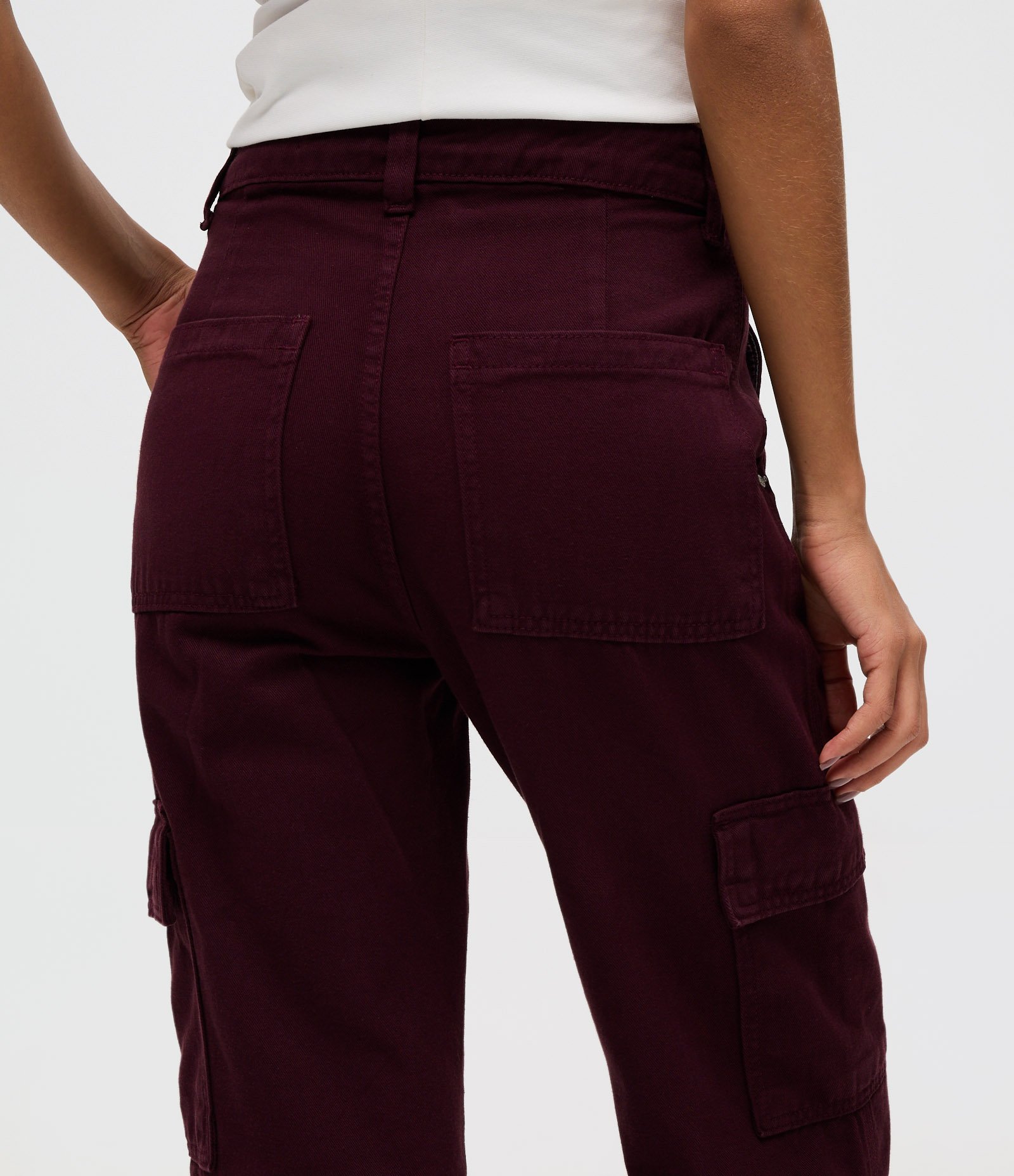 Calça Reta Comfort em Sarja com Cintura alta e Bolsos Cargo Roxo Escuro 4