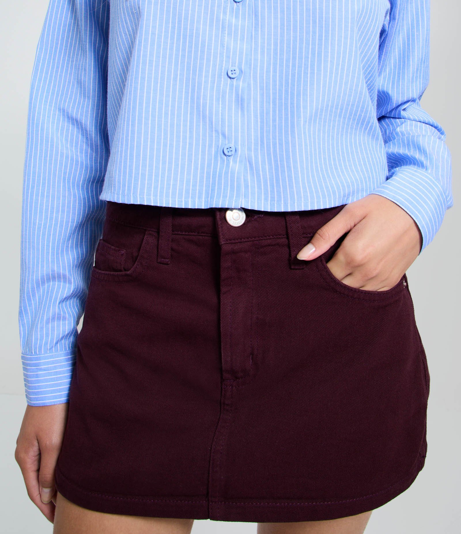 Short Saia Curto em Sarja com Passantes e Bolsos Bordô 3