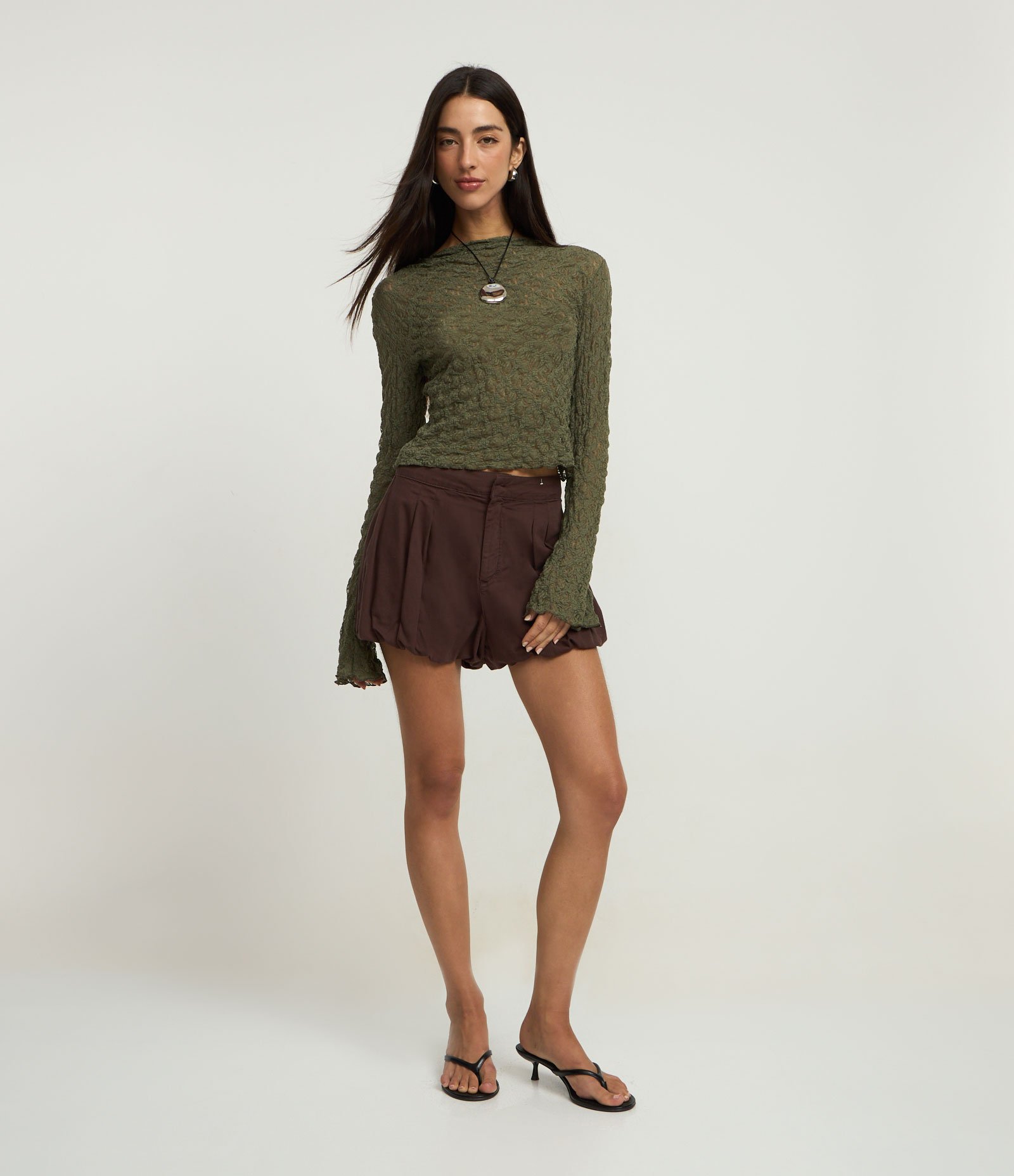 Blusa em Renda com Gola Alta e Manga Sino Verde 2