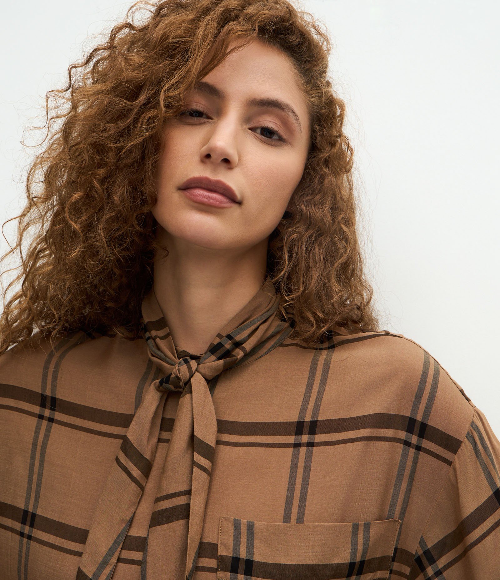 Camisa Xadrez em Viscose com Gola Laço Bege 3