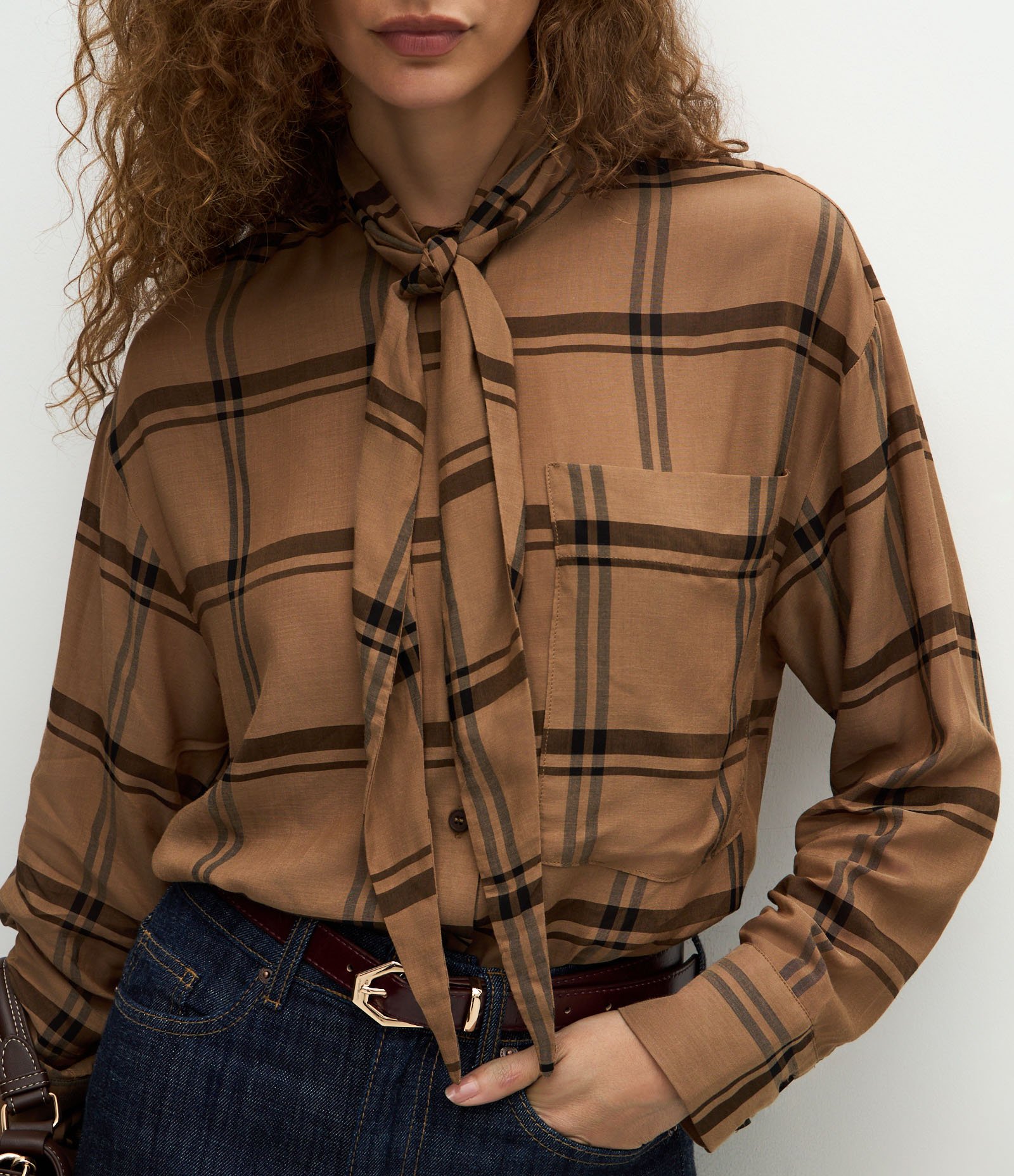 Camisa Xadrez em Viscose com Gola Laço Bege 4