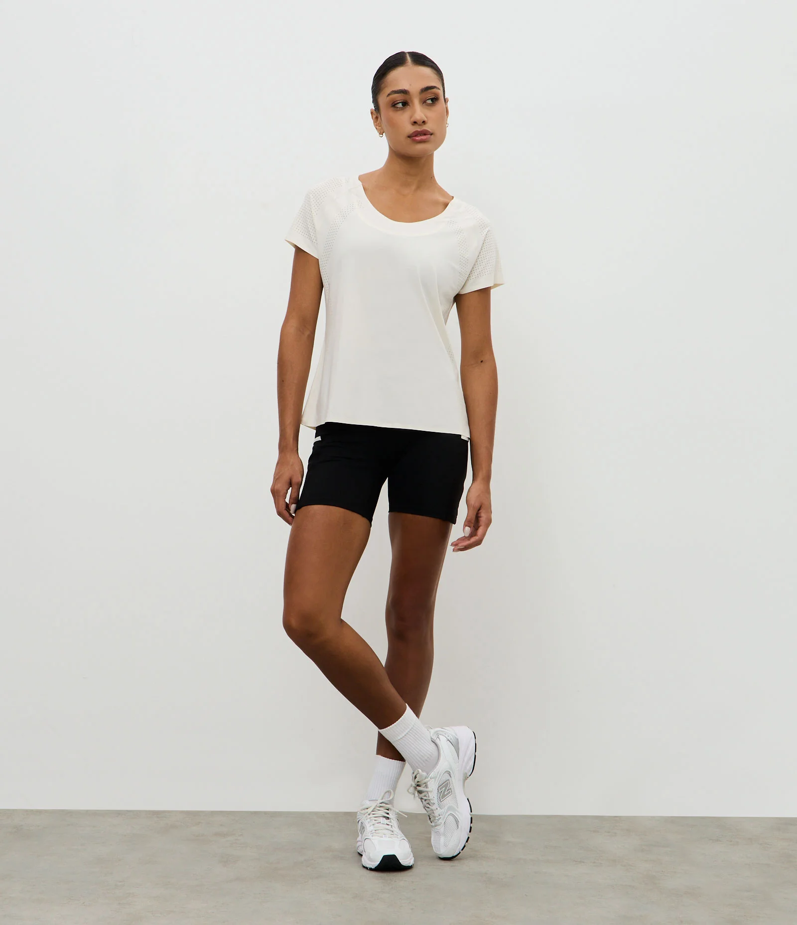 Camiseta Esportiva em Microfibra com Laterais Furadinhas Off White 1