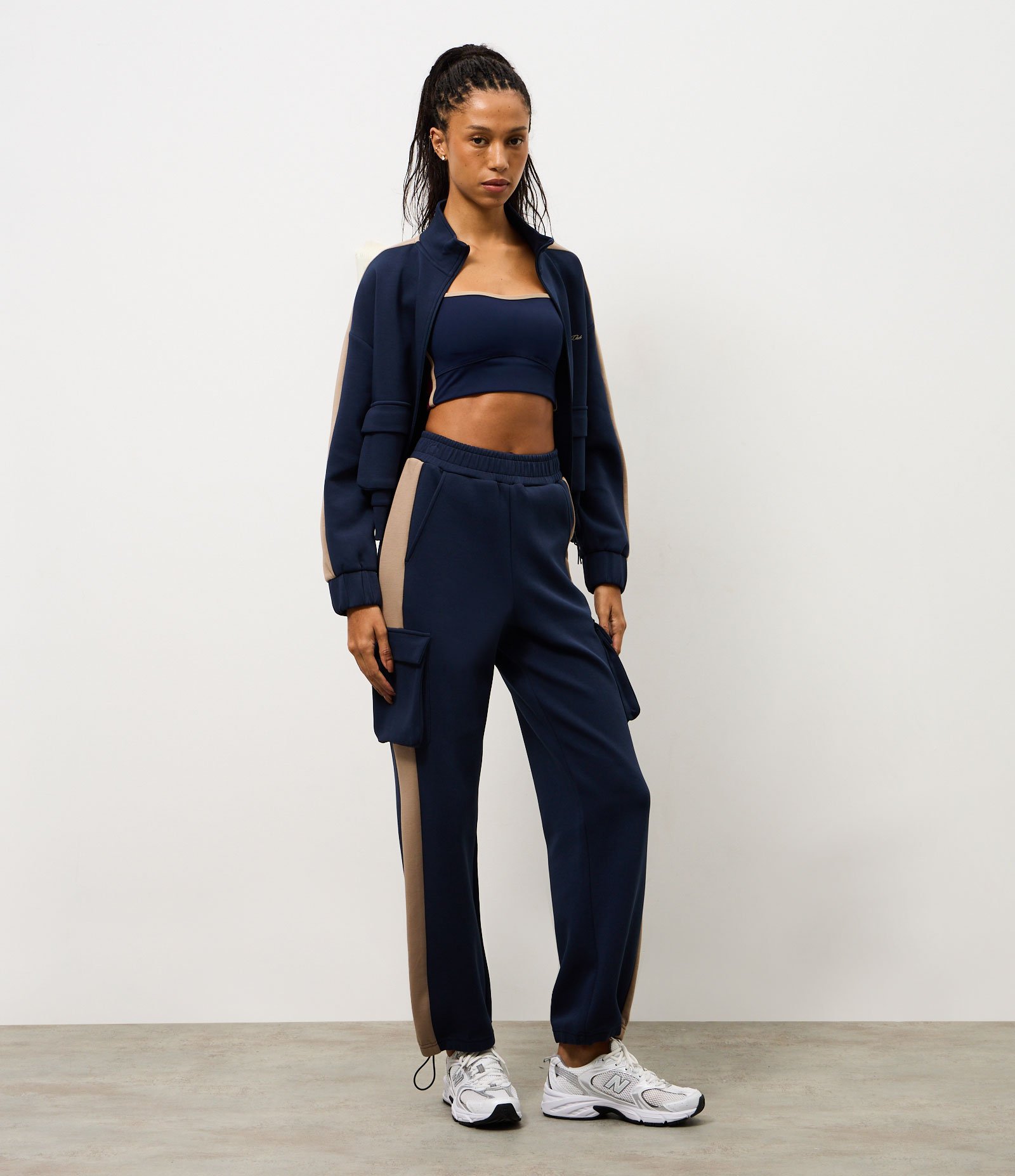 Calça Esportiva Reta com Bolso Cargo e Barra Ajustável Azul 1