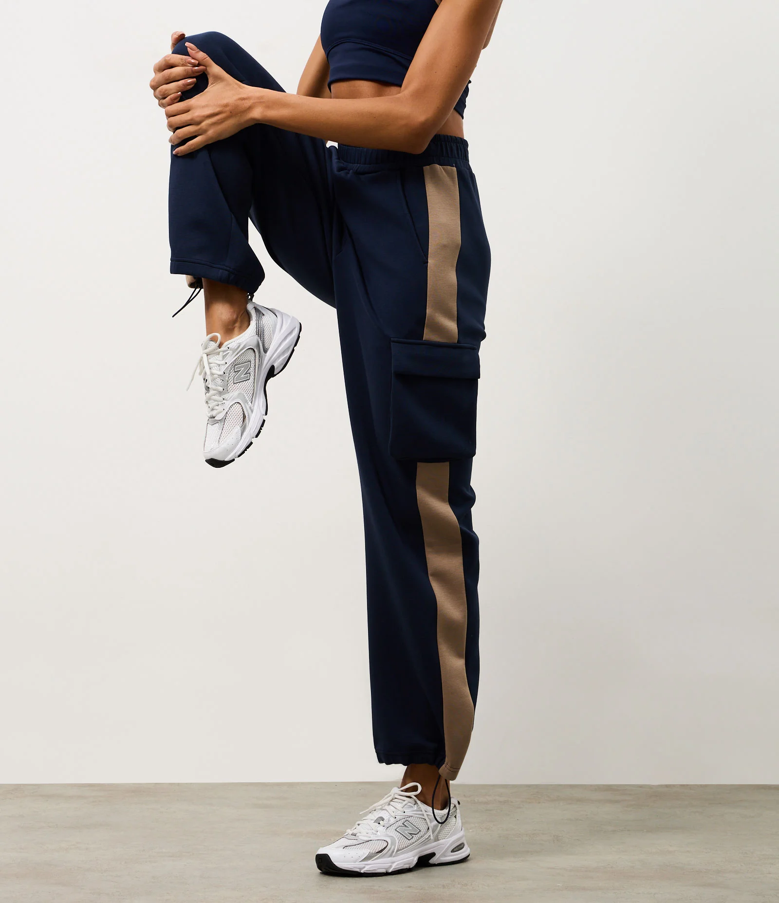 Calça Esportiva Reta com Bolso Cargo e Barra Ajustável Azul 2