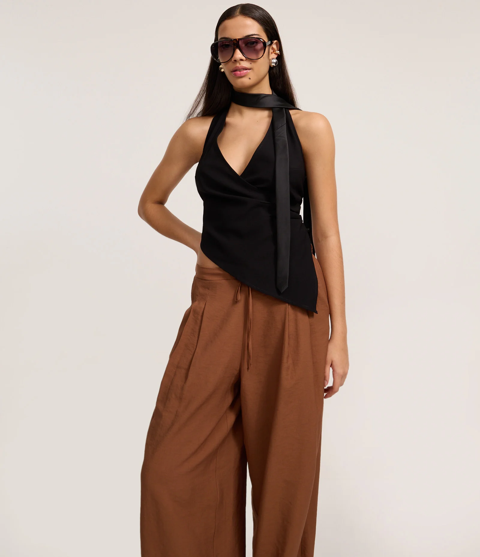 Calça Wide Leg Alfaiatada com Amarração Marrom 2