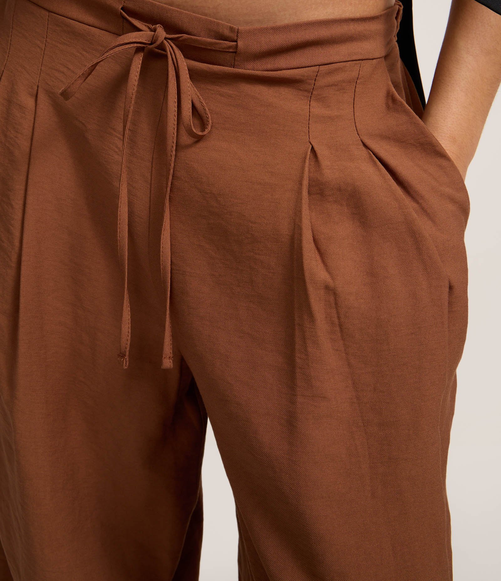 Calça Wide Leg Alfaiatada com Amarração Marrom 4