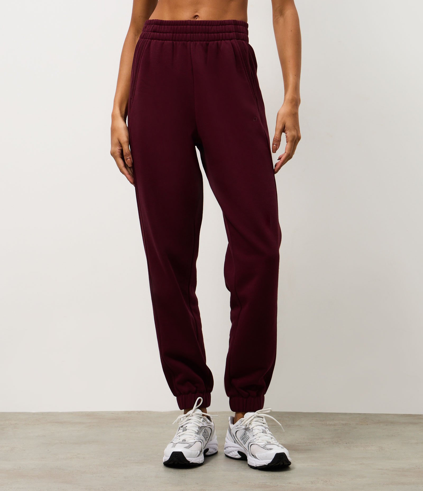 Calça Jogger Esportiva em Moletom com Recortes Canelados Vinho 2