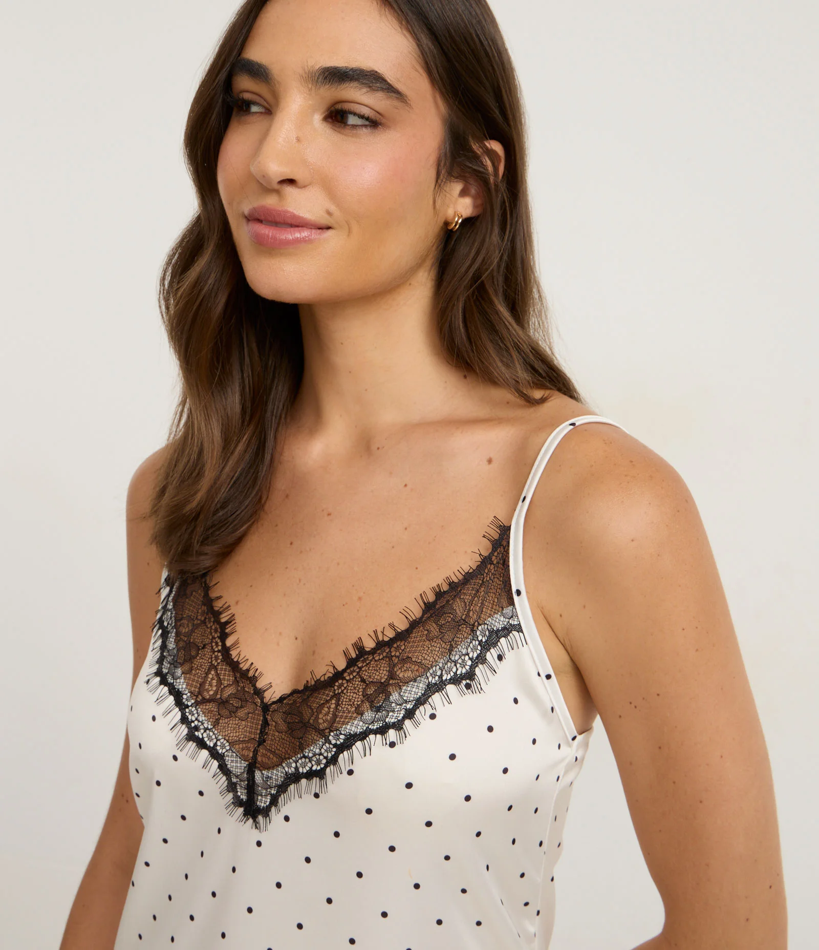 Camisola Longa de Cetim com Decote Rendado Branco 2