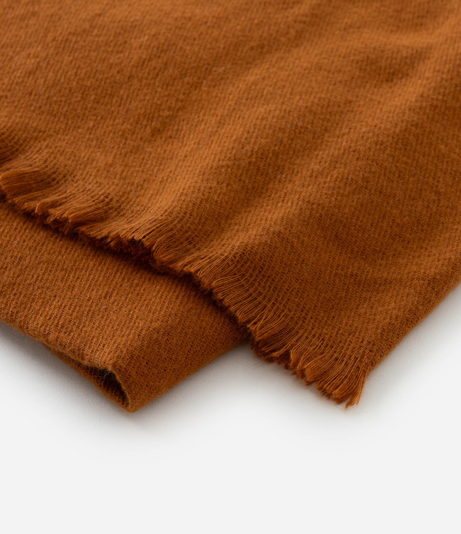 Cachecol em Flanela com Barra Desfiada Caramelo 3