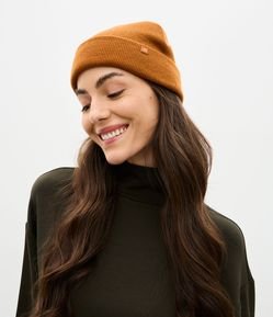 Touca em Tricô com Borda Dobradinha e Etiqueta Aplicada