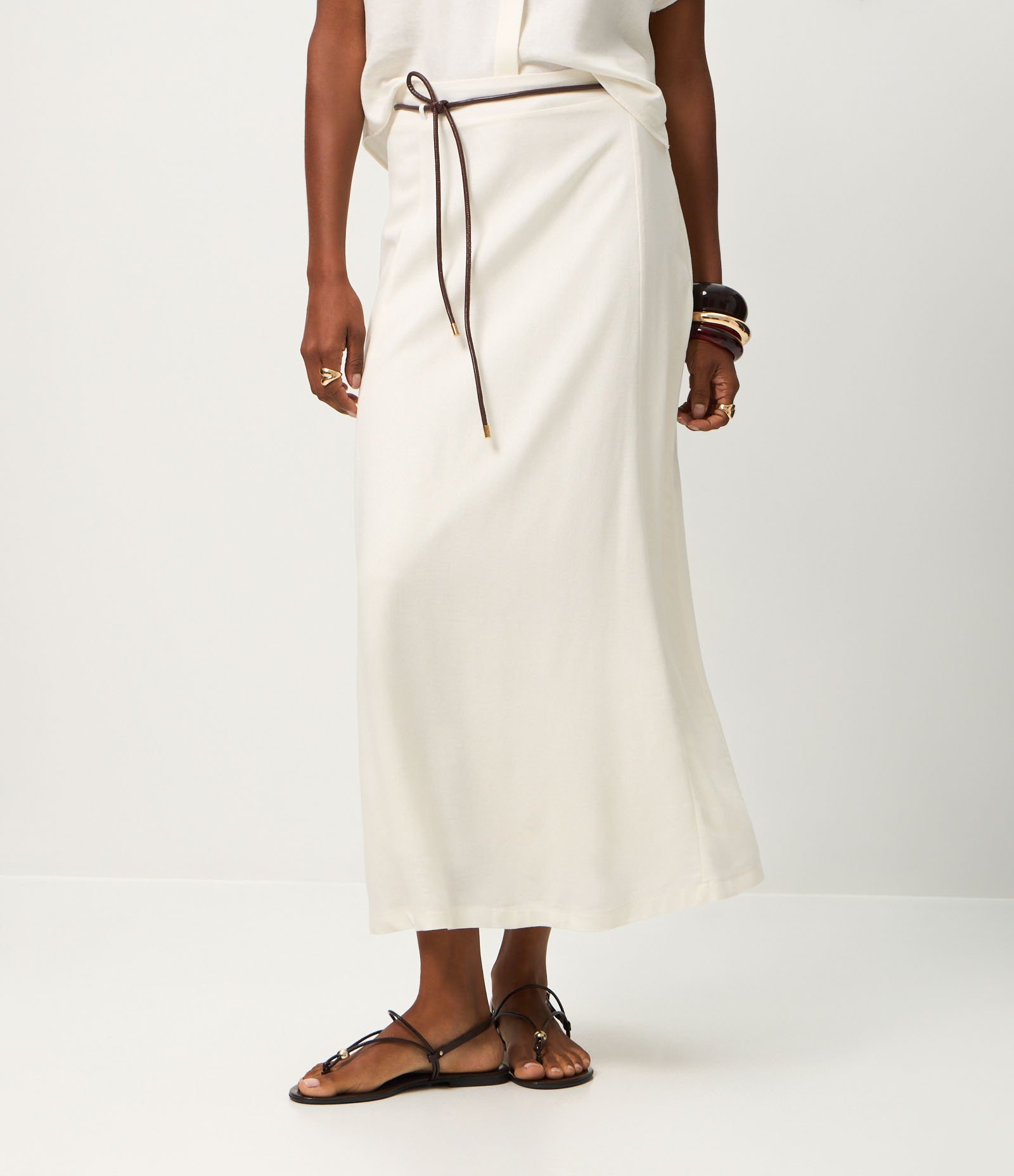 Saia Midi Evasê em Viscolinho com Cinto Branco 4