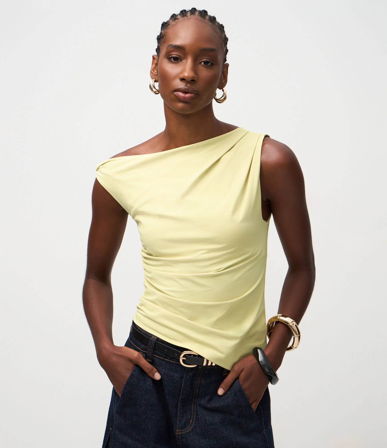 Blusa em Microfibra com Decote Ombro Só e Franzidos Amarelo 1