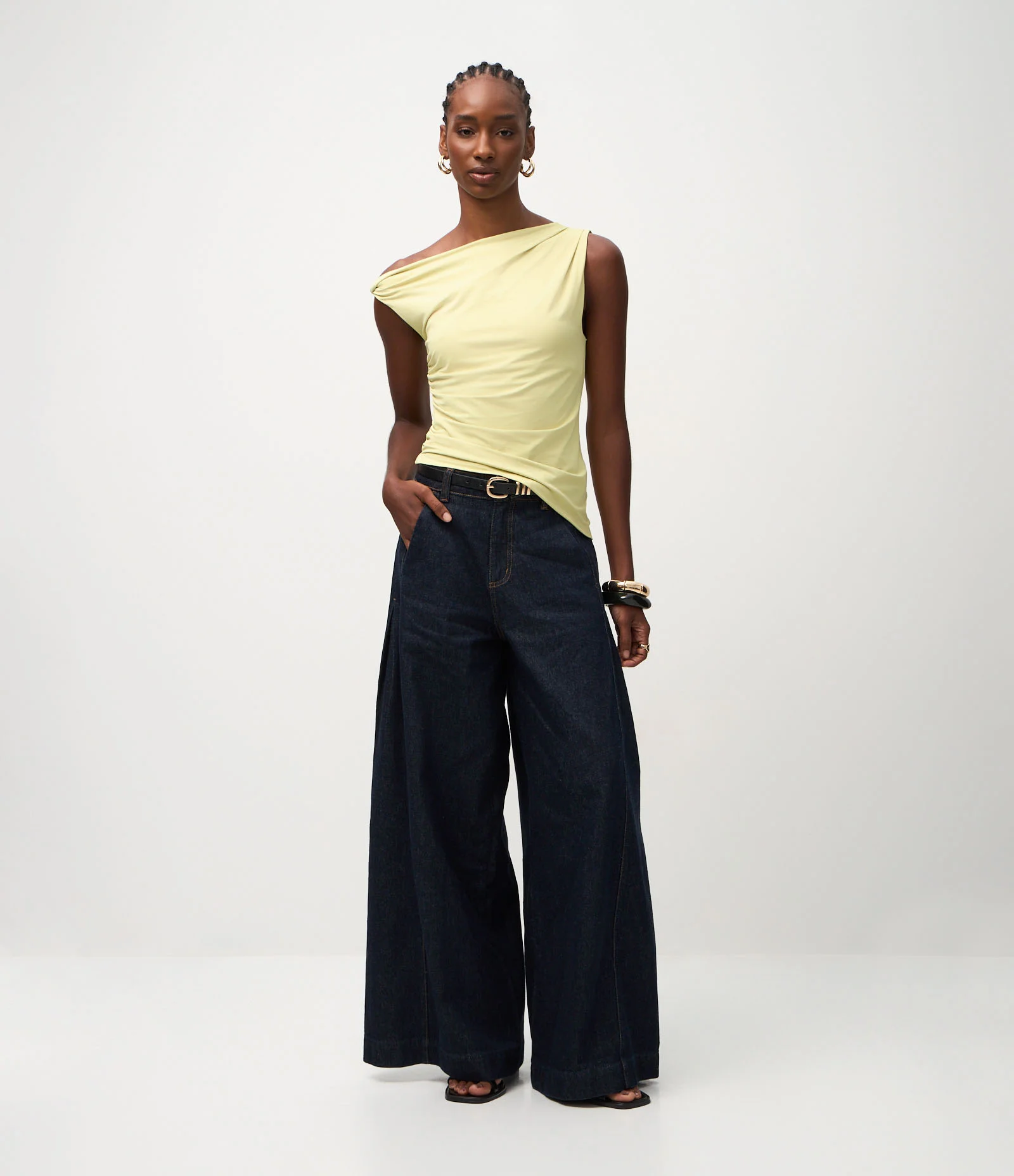 Blusa em Microfibra com Decote Ombro Só e Franzidos Amarelo 2