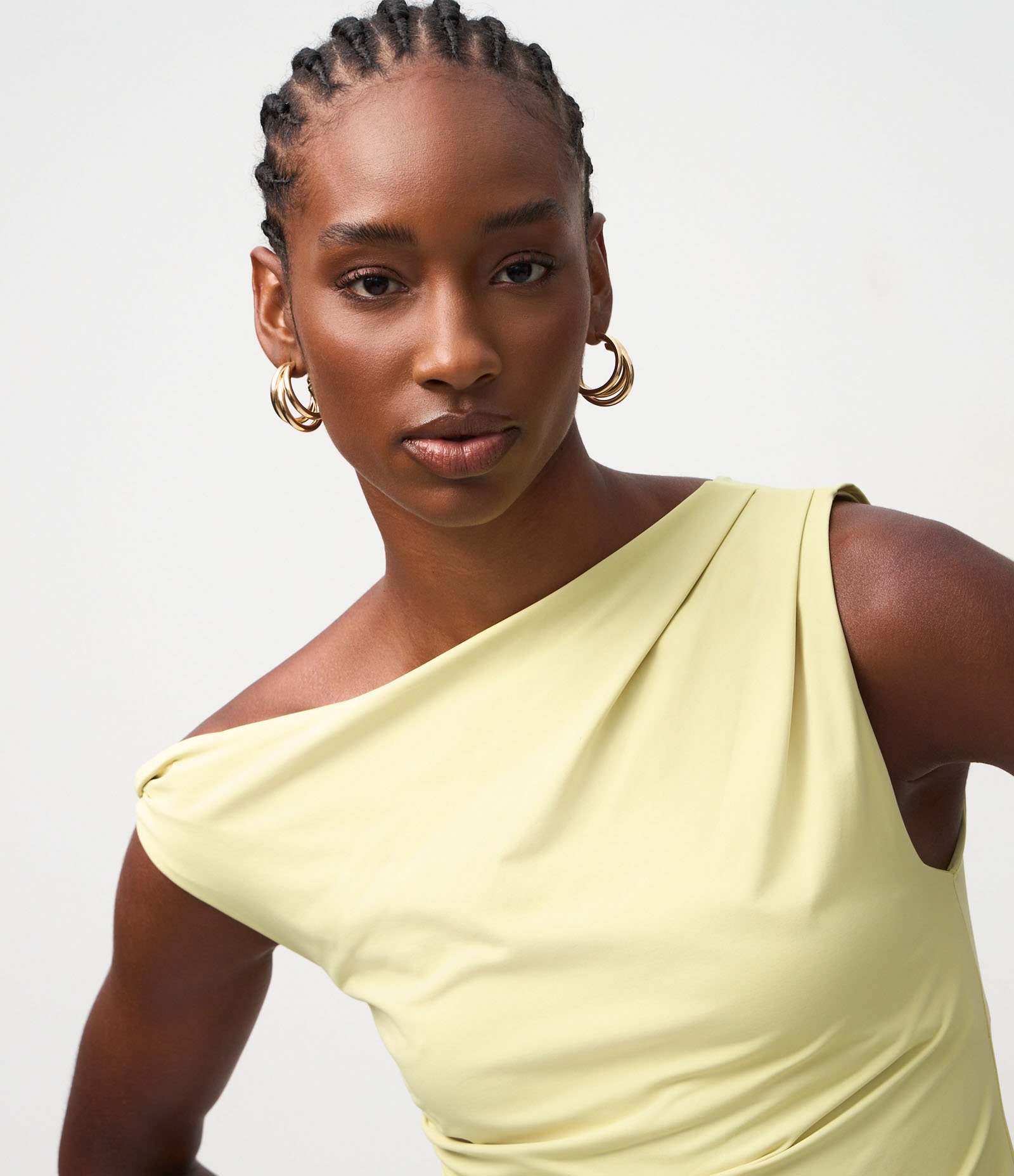 Blusa em Microfibra com Decote Ombro Só e Franzidos Amarelo 3