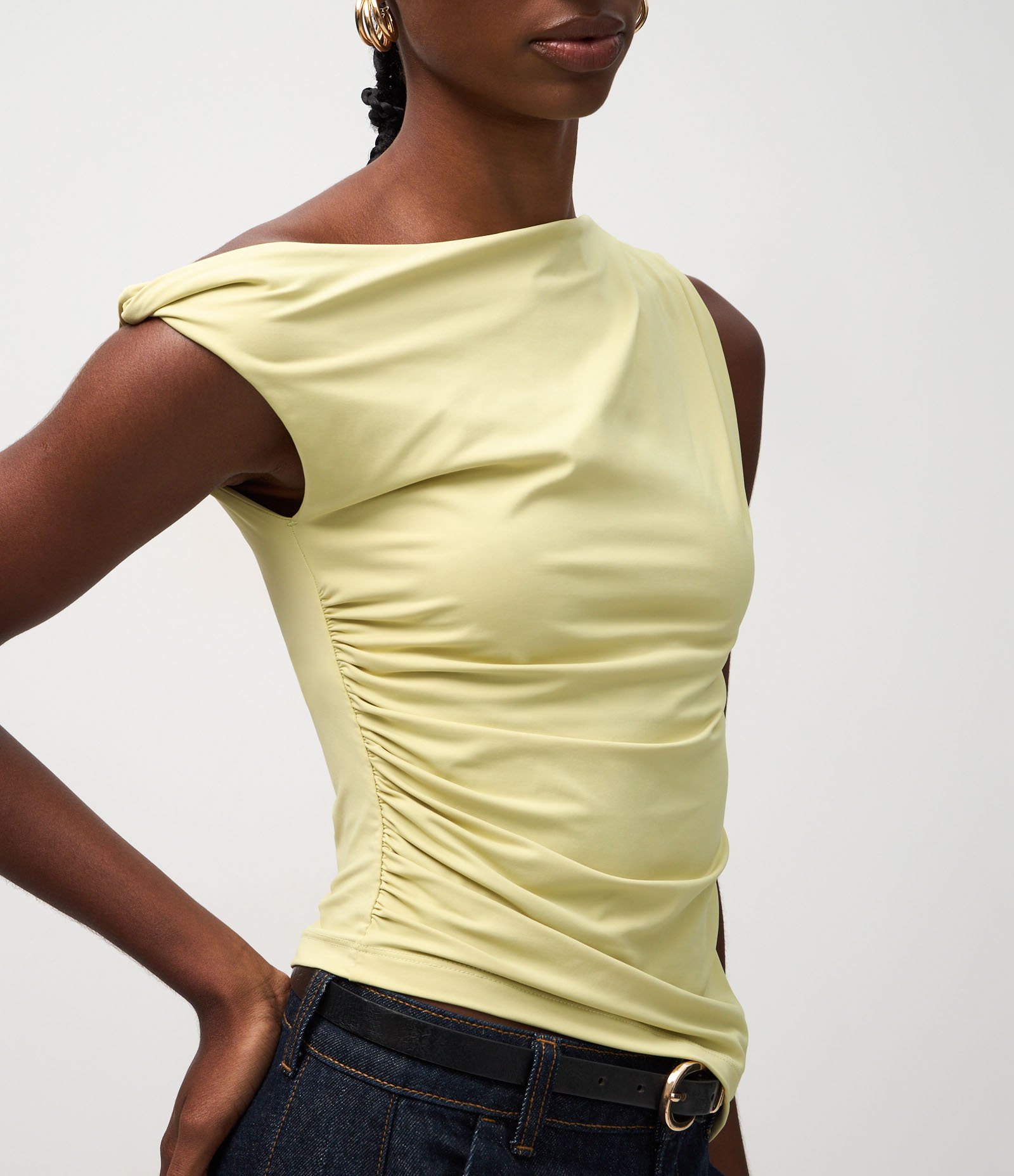 Blusa em Microfibra com Decote Ombro Só e Franzidos Amarelo 4