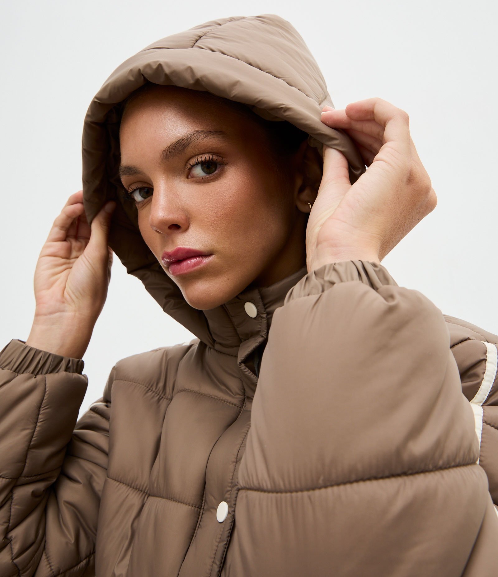 Jaqueta Puffer Esportiva em Poliamida com Vies Contrastante Marrom 4