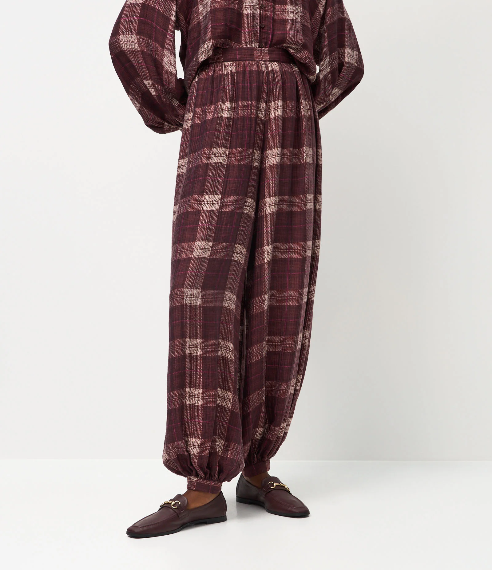 Calça Balloon em Chalis com Estampa Xadrez Bordô 4
