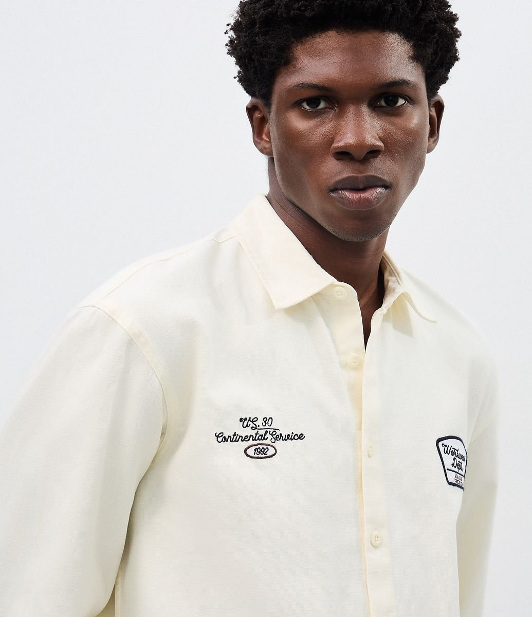 Camisa Overshirt Boxy Manga Longa em Sarja com Bordado Workwear