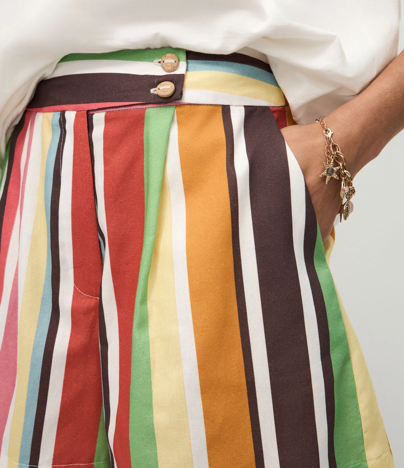 Bermuda Evasê Listrada em Viscolinho com Cintura Alta Multicores 4