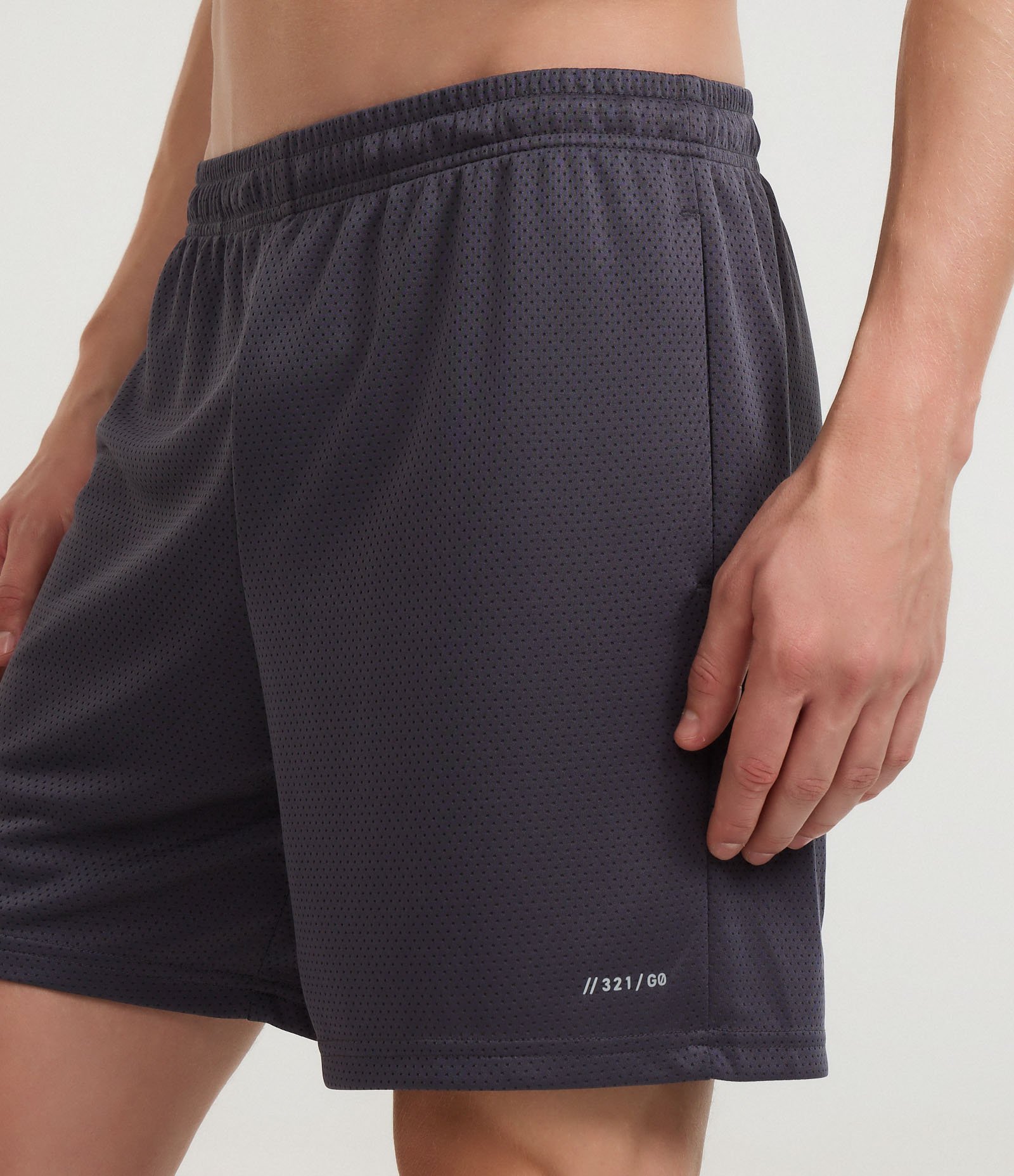 Bermuda Lisa em Microfibra com Textura de Furinhos Cinza 3