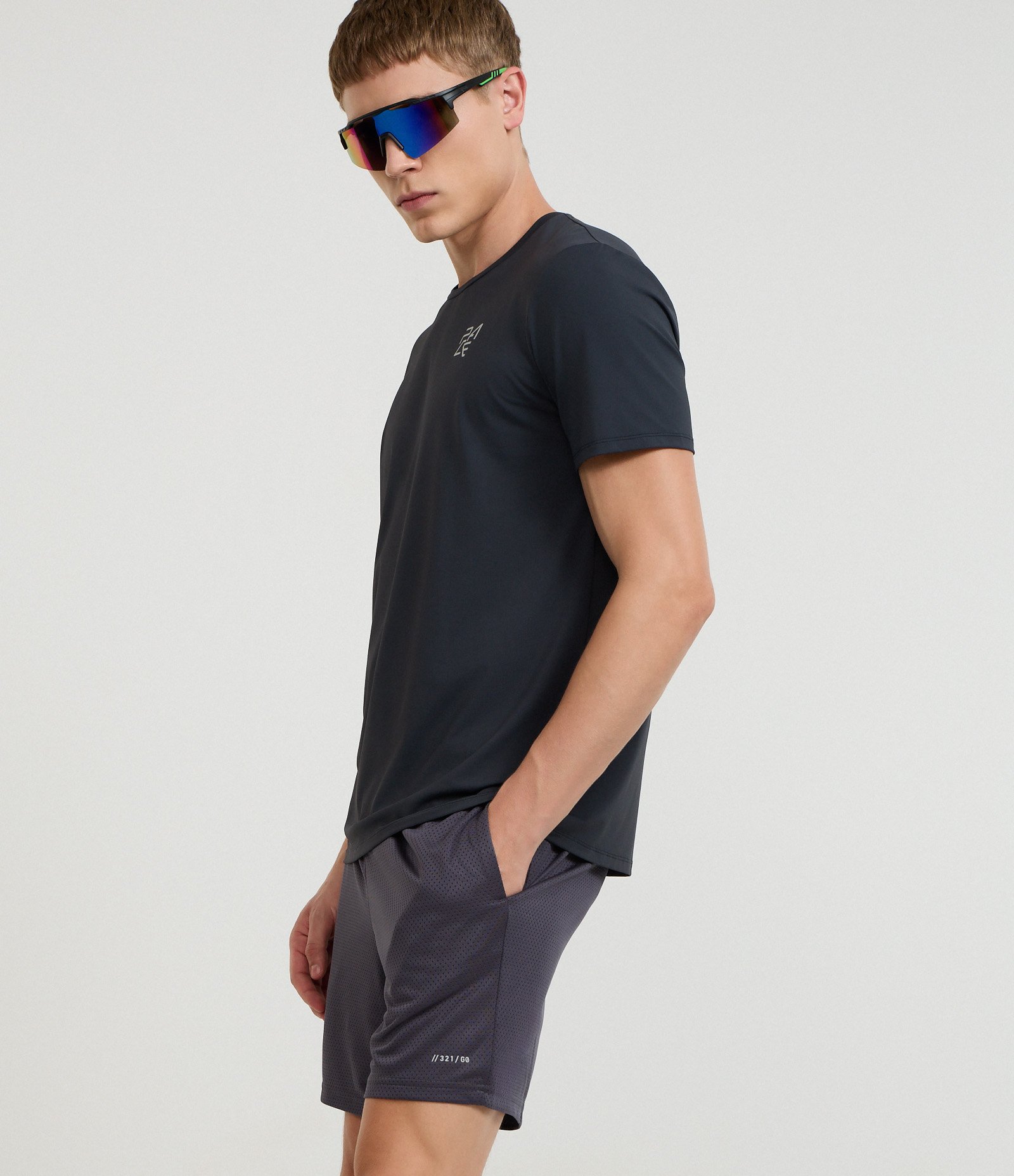 Bermuda Lisa em Microfibra com Textura de Furinhos Cinza 4