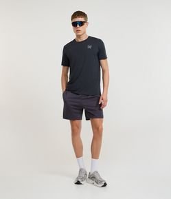 Bermuda Lisa em Microfibra com Textura de Furinhos