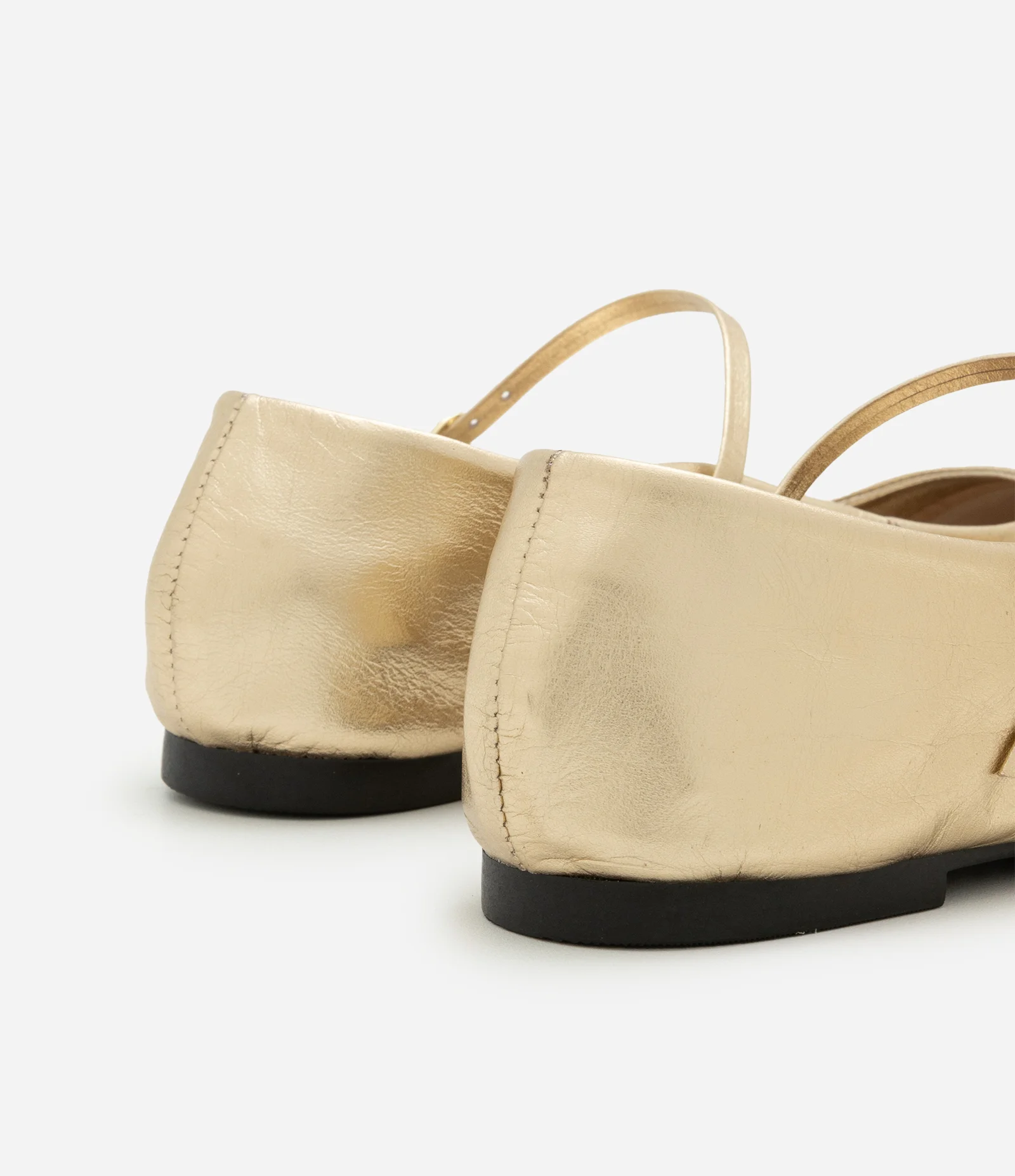 Sapatilha em Couro com Bico Redondo e Sola Contrastante Dourado 3