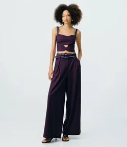 Calça Pantalona em Viscolinho com Cinto com Fivela Encapada e Pregas