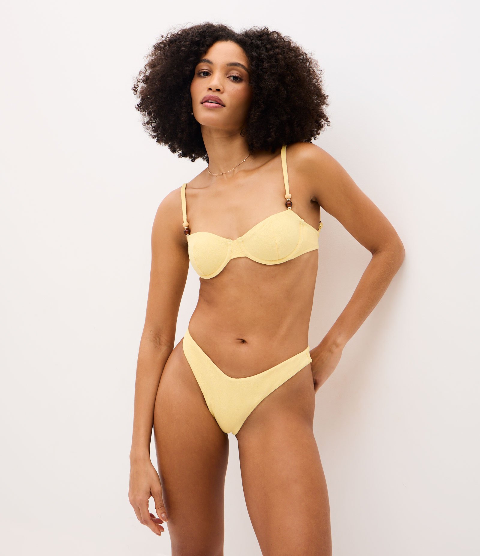 Biquíni Calcinha Fio Asa Delta com Textura e Empina Bumbum Amarelo 1