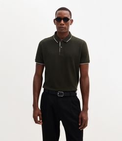 Polo em Meia Malha com Detalhes Contrastantes