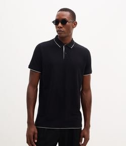 Polo em Meia Malha com Detalhes Contrastantes
